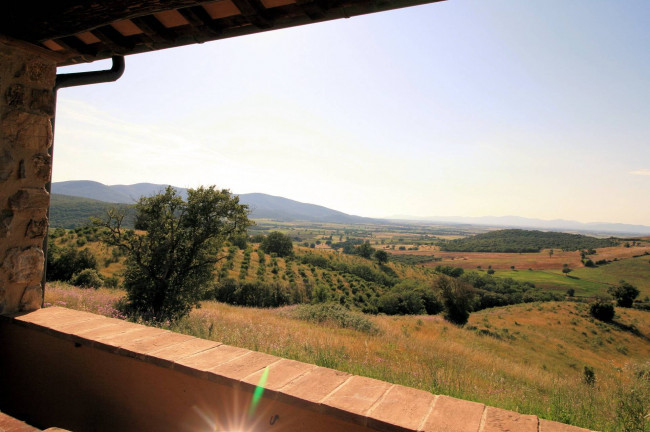 Casale libero su quattro lati con terreno e vista panoramica fino al mare in vendita a Magliano in Toscana