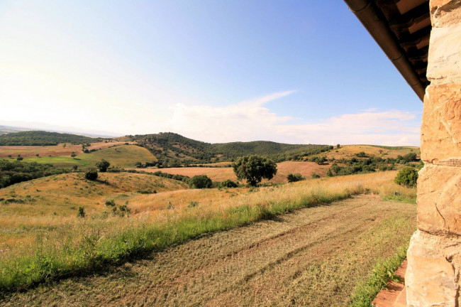 Casale libero su quattro lati con terreno e vista panoramica fino al mare in vendita a Magliano in Toscana