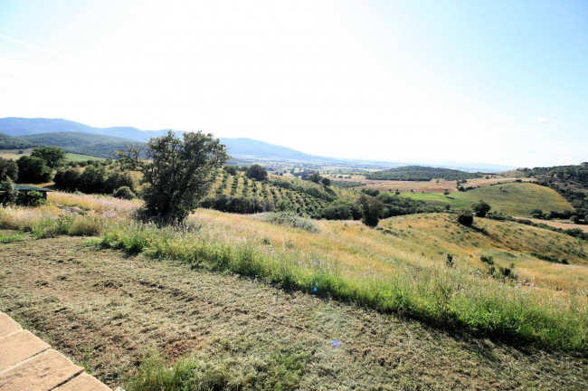 Casale libero su quattro lati con terreno e vista panoramica fino al mare in vendita a Magliano in Toscana