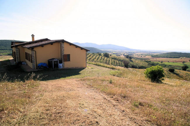 Casale libero su quattro lati con terreno e vista panoramica fino al mare in vendita a Magliano in Toscana