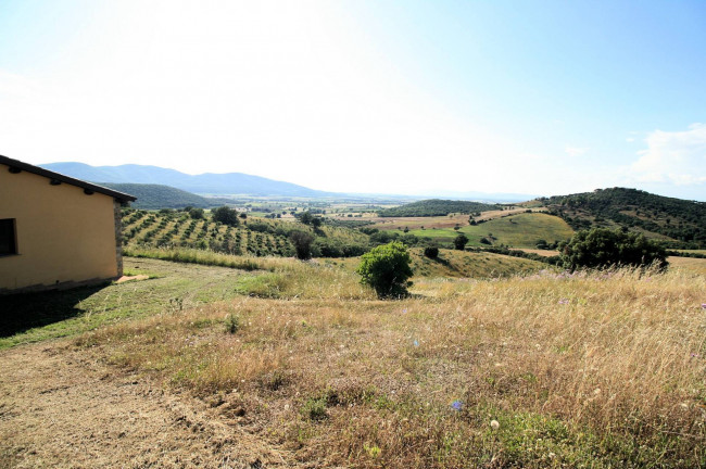 Casale libero su quattro lati con terreno e vista panoramica fino al mare in vendita a Magliano in Toscana