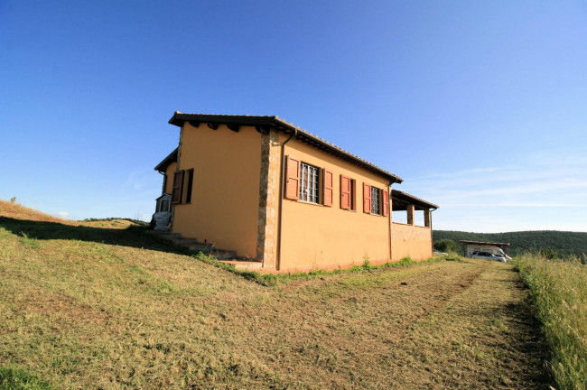 Casale libero su quattro lati con terreno e vista panoramica fino al mare in vendita a Magliano in Toscana