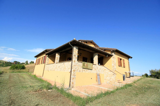 Casale libero su quattro lati con terreno e vista panoramica fino al mare in vendita a Magliano in Toscana