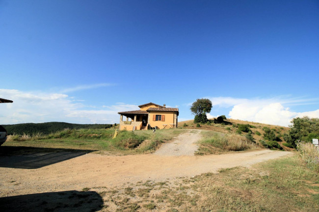 Casale libero su quattro lati con terreno e vista panoramica fino al mare in vendita a Magliano in Toscana