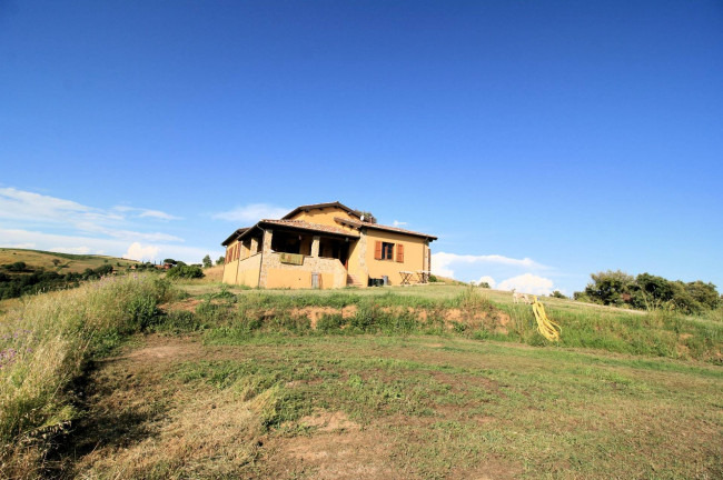 Casale libero su quattro lati con terreno e vista panoramica fino al mare in vendita a Magliano in Toscana