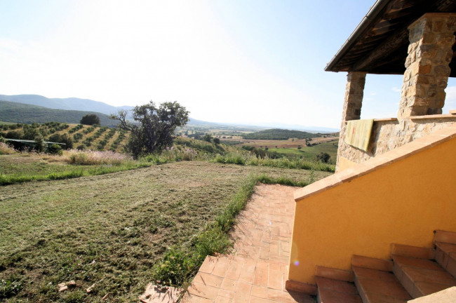 Casale libero su quattro lati con terreno e vista panoramica fino al mare in vendita a Magliano in Toscana
