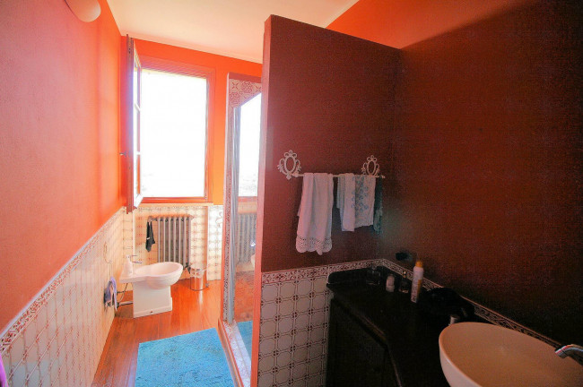 Casale libero su quattro lati con terreno e vista panoramica fino al mare in vendita a Magliano in Toscana