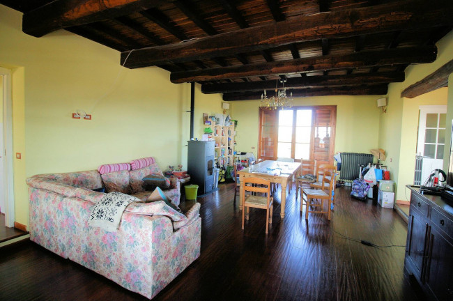 Casale libero su quattro lati con terreno e vista panoramica fino al mare in vendita a Magliano in Toscana