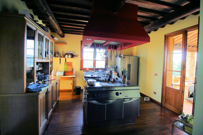 Casale libero su quattro lati con terreno e vista panoramica fino al mare in vendita a Magliano in Toscana
