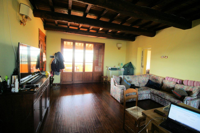 Casale libero su quattro lati con terreno e vista panoramica fino al mare in vendita a Magliano in Toscana