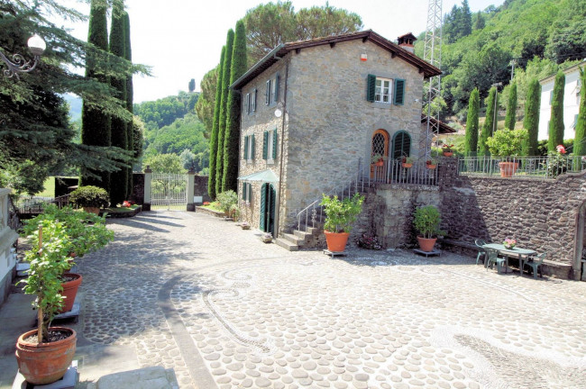 Complesso immobiliare di ampia superficie con parco in vendita a Bagni di Lucca