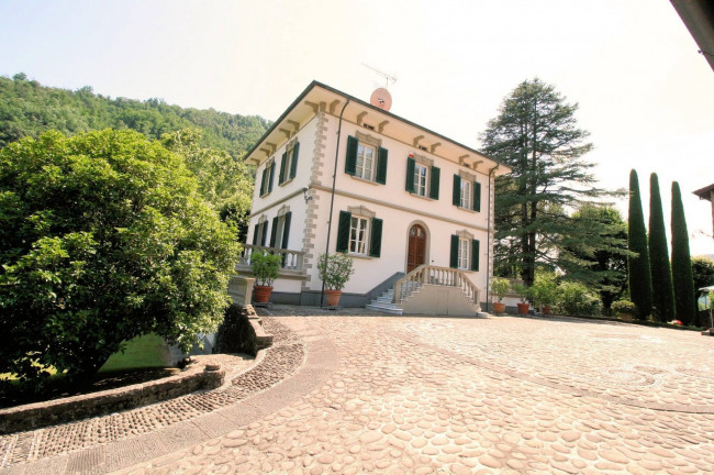 Complesso immobiliare di ampia superficie con parco in vendita a Bagni di Lucca