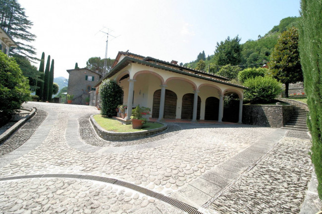 Complesso immobiliare di ampia superficie con parco in vendita a Bagni di Lucca