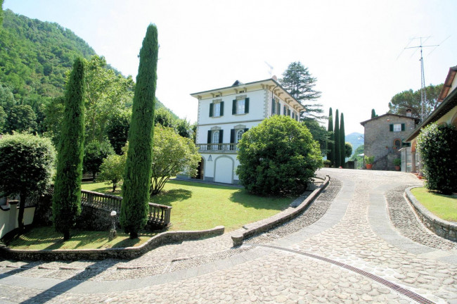 Complesso immobiliare di ampia superficie con parco in vendita a Bagni di Lucca