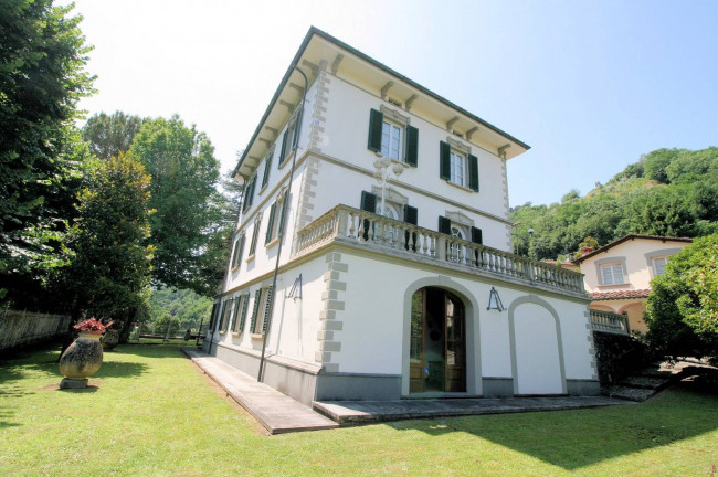 Complesso immobiliare di ampia superficie con parco in vendita a Bagni di Lucca
