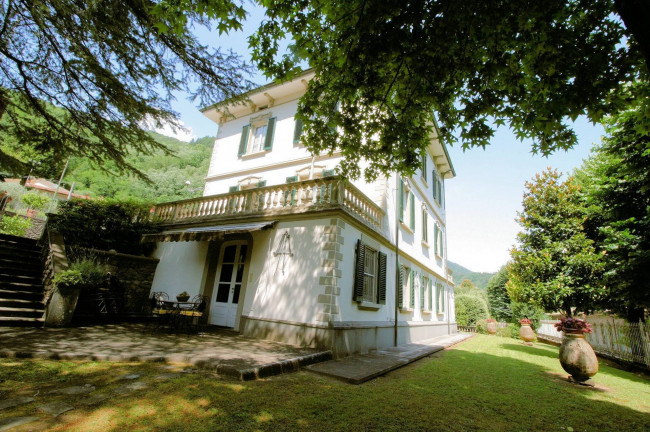 Complesso immobiliare di ampia superficie con parco in vendita a Bagni di Lucca