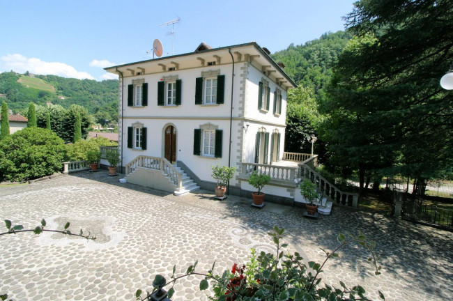 Complesso immobiliare di ampia superficie con parco in vendita a Bagni di Lucca