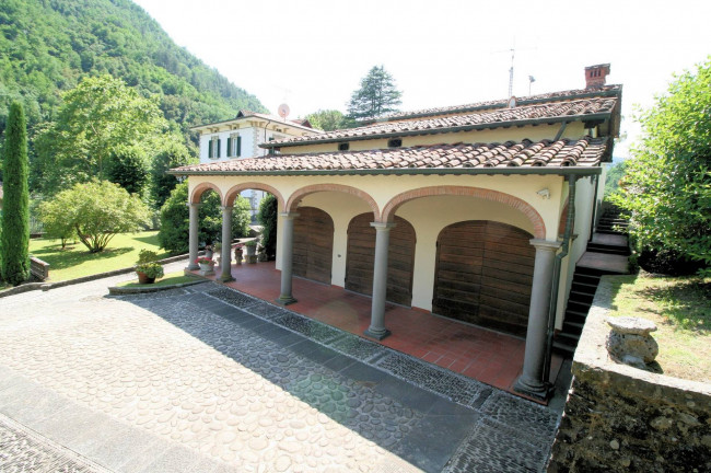 Complesso immobiliare di ampia superficie con parco in vendita a Bagni di Lucca
