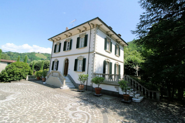 Complesso immobiliare di ampia superficie con parco in vendita a Bagni di Lucca