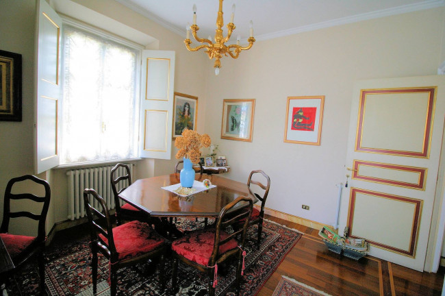 Complesso immobiliare di ampia superficie con parco in vendita a Bagni di Lucca