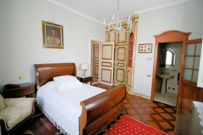 Complesso immobiliare di ampia superficie con parco in vendita a Bagni di Lucca