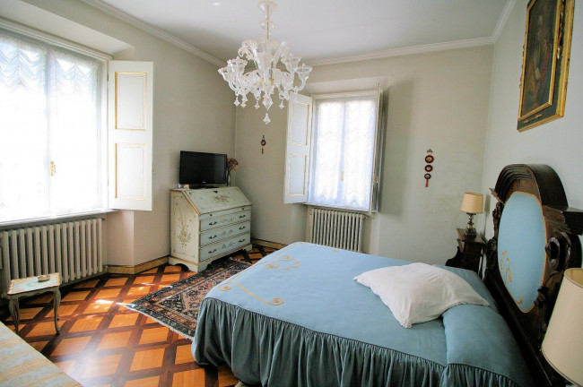 Complesso immobiliare di ampia superficie con parco in vendita a Bagni di Lucca