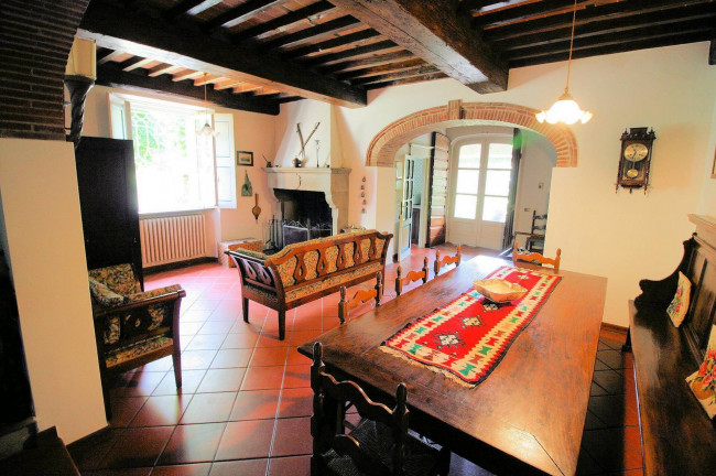 Complesso immobiliare di ampia superficie con parco in vendita a Bagni di Lucca
