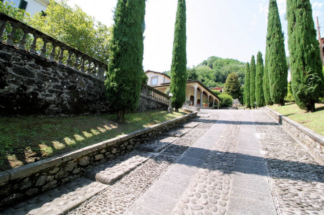 Complesso immobiliare di ampia superficie con parco in vendita a Bagni di Lucca