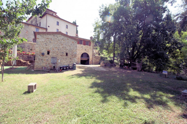 Antico fienile completamente ristrutturato con giardino e annessi  posto in un piccolo borgo in vendita a Colle di Val d'Elsa
