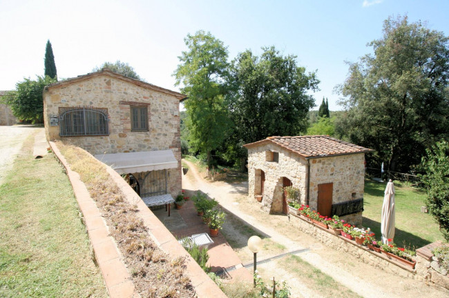 Antico fienile completamente ristrutturato con giardino e annessi  posto in un piccolo borgo in vendita a Colle di Val d'Elsa
