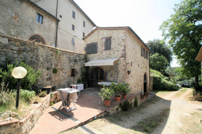 Antico fienile completamente ristrutturato con giardino e annessi  posto in un piccolo borgo in vendita a Colle di Val d'Elsa