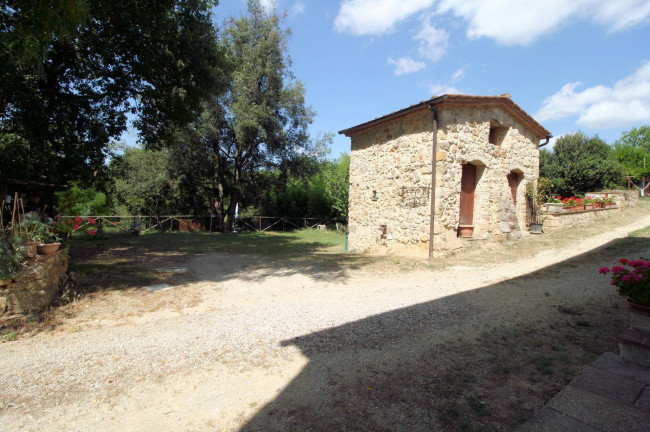 Antico fienile completamente ristrutturato con giardino e annessi  posto in un piccolo borgo in vendita a Colle di Val d'Elsa