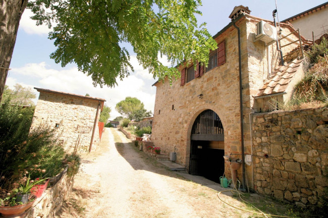 Antico fienile completamente ristrutturato con giardino e annessi  posto in un piccolo borgo in vendita a Colle di Val d'Elsa