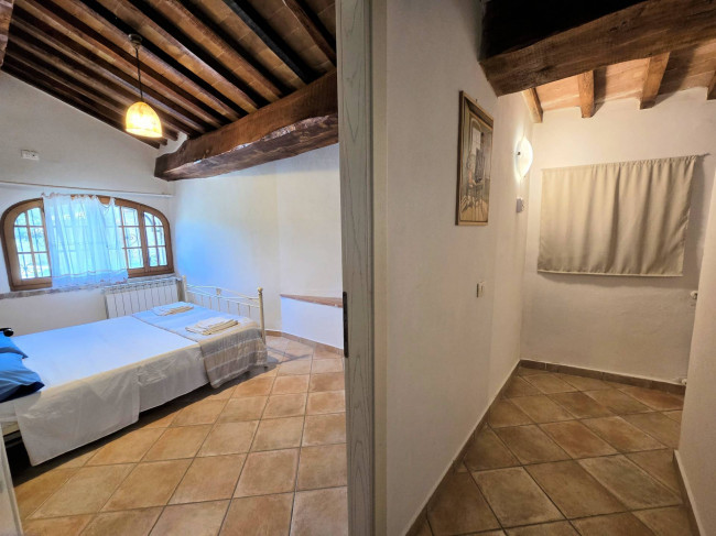 Antico fienile completamente ristrutturato con giardino e annessi  posto in un piccolo borgo in vendita a Colle di Val d'Elsa