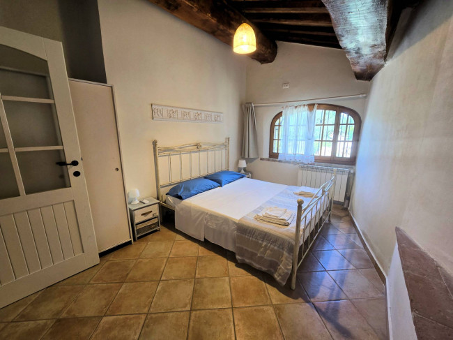 Antico fienile completamente ristrutturato con giardino e annessi  posto in un piccolo borgo in vendita a Colle di Val d'Elsa