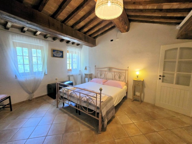 Antico fienile completamente ristrutturato con giardino e annessi  posto in un piccolo borgo in vendita a Colle di Val d'Elsa
