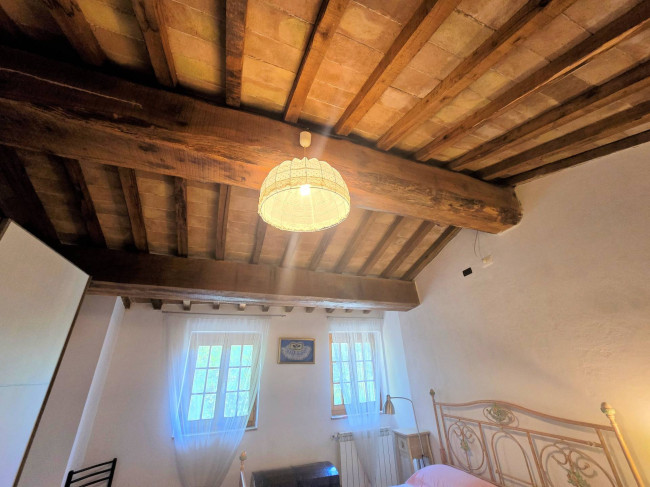 Antico fienile completamente ristrutturato con giardino e annessi  posto in un piccolo borgo in vendita a Colle di Val d'Elsa