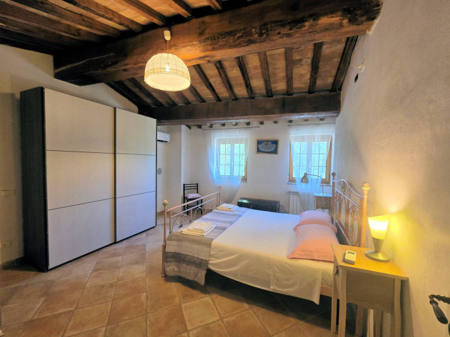 Antico fienile completamente ristrutturato con giardino e annessi  posto in un piccolo borgo in vendita a Colle di Val d'Elsa
