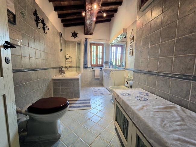 Antico fienile completamente ristrutturato con giardino e annessi  posto in un piccolo borgo in vendita a Colle di Val d'Elsa