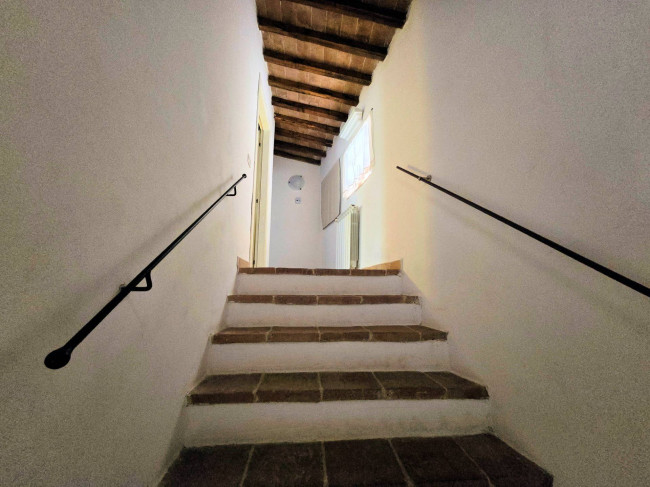 Antico fienile completamente ristrutturato con giardino e annessi  posto in un piccolo borgo in vendita a Colle di Val d'Elsa