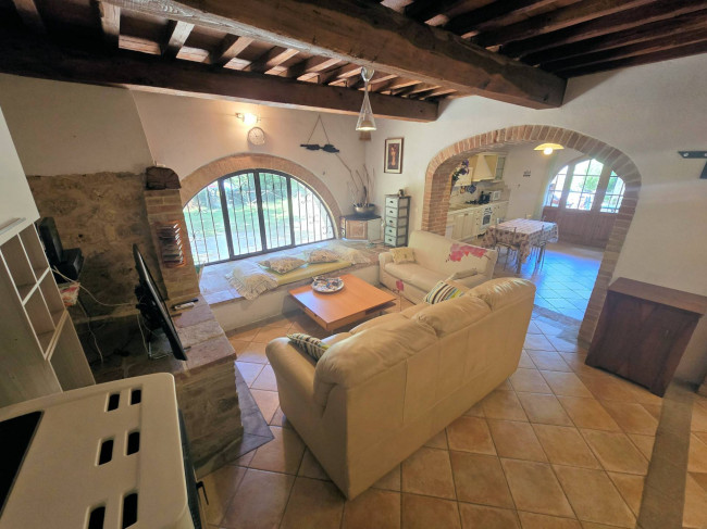 Antico fienile completamente ristrutturato con giardino e annessi  posto in un piccolo borgo in vendita a Colle di Val d'Elsa
