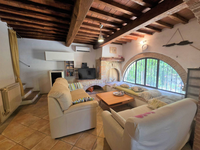 Antico fienile completamente ristrutturato con giardino e annessi  posto in un piccolo borgo in vendita a Colle di Val d'Elsa