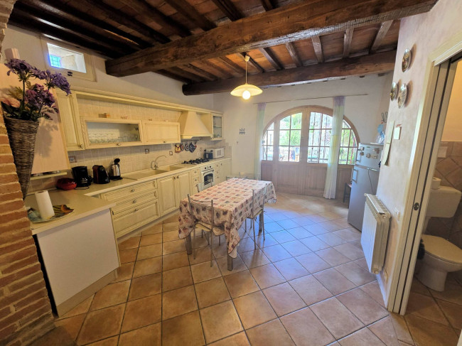 Antico fienile completamente ristrutturato con giardino e annessi  posto in un piccolo borgo in vendita a Colle di Val d'Elsa