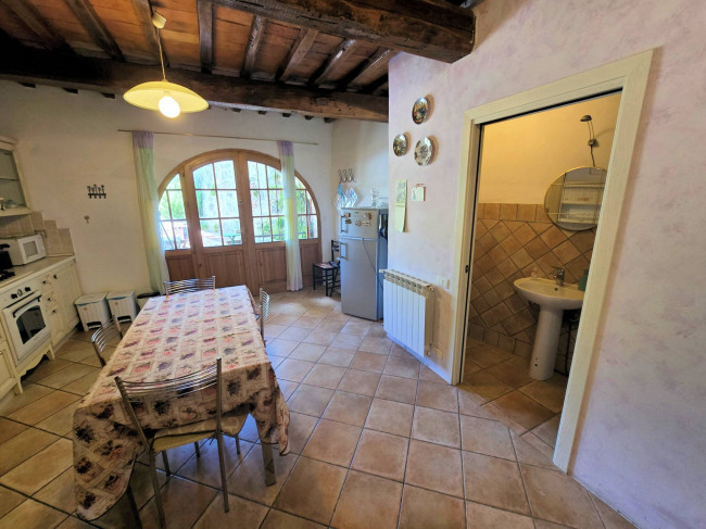 Antico fienile completamente ristrutturato con giardino e annessi  posto in un piccolo borgo in vendita a Colle di Val d'Elsa