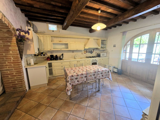 Antico fienile completamente ristrutturato con giardino e annessi  posto in un piccolo borgo in vendita a Colle di Val d'Elsa