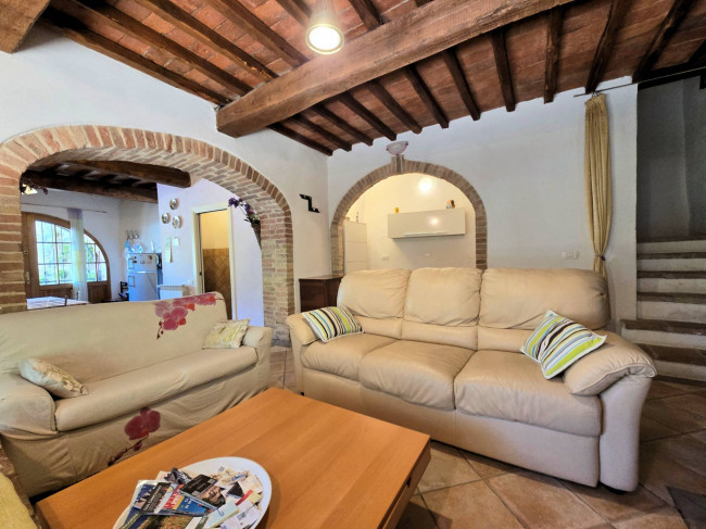 Antico fienile completamente ristrutturato con giardino e annessi  posto in un piccolo borgo in vendita a Colle di Val d'Elsa