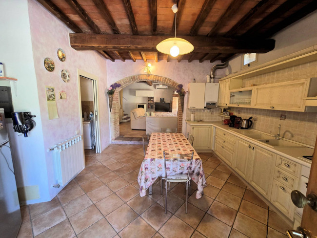 Antico fienile completamente ristrutturato con giardino e annessi  posto in un piccolo borgo in vendita a Colle di Val d'Elsa