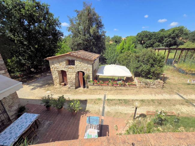 Antico fienile completamente ristrutturato con giardino e annessi  posto in un piccolo borgo in vendita a Colle di Val d'Elsa