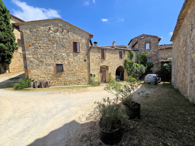 Antico fienile completamente ristrutturato con giardino e annessi  posto in un piccolo borgo in vendita a Colle di Val d'Elsa