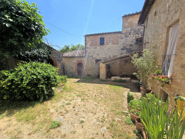 Antico fienile completamente ristrutturato con giardino e annessi  posto in un piccolo borgo in vendita a Colle di Val d'Elsa
